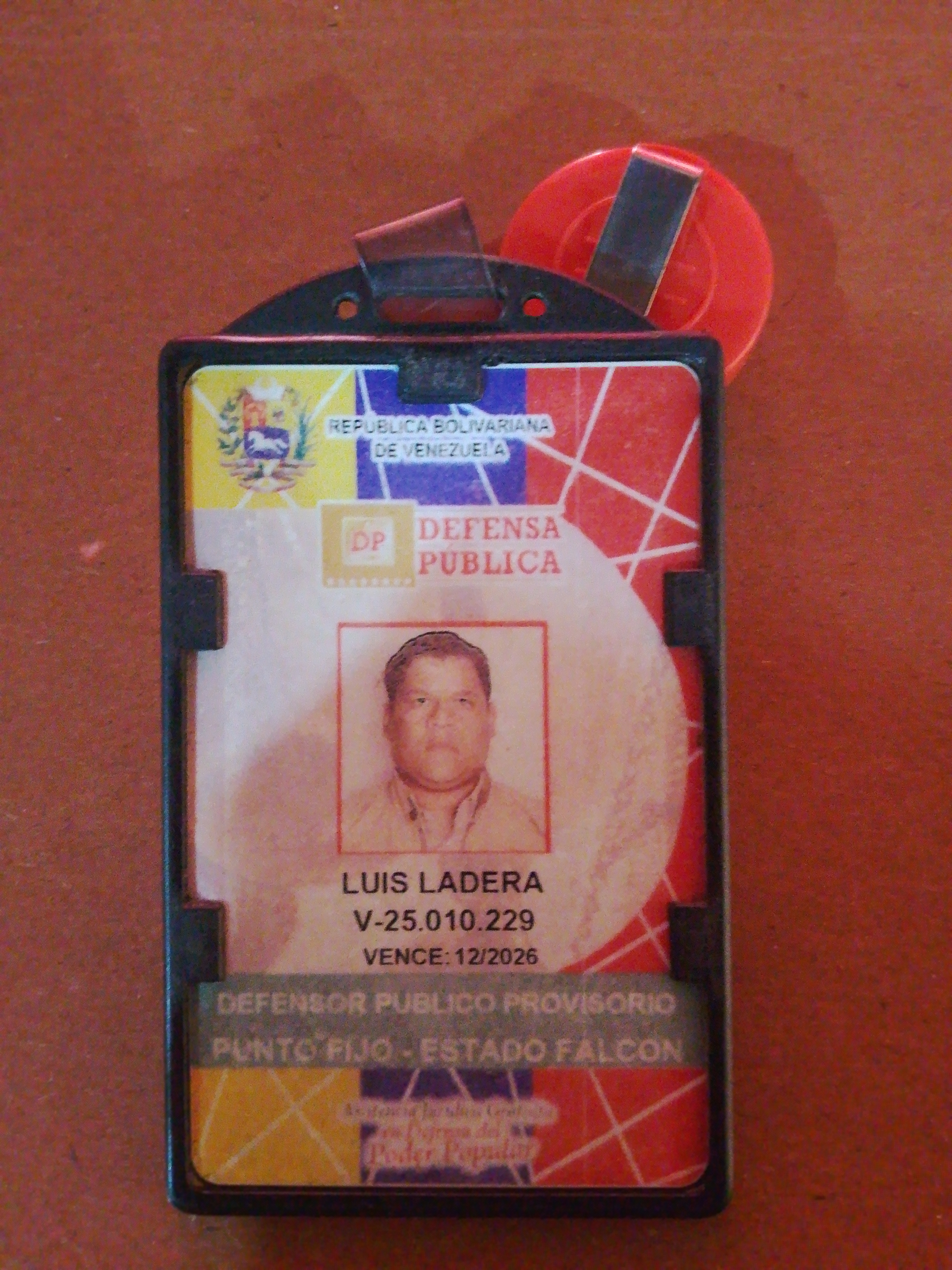 Anexe una foto carnet