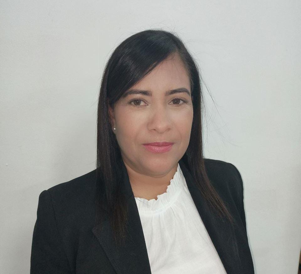 Anexe una foto carnet