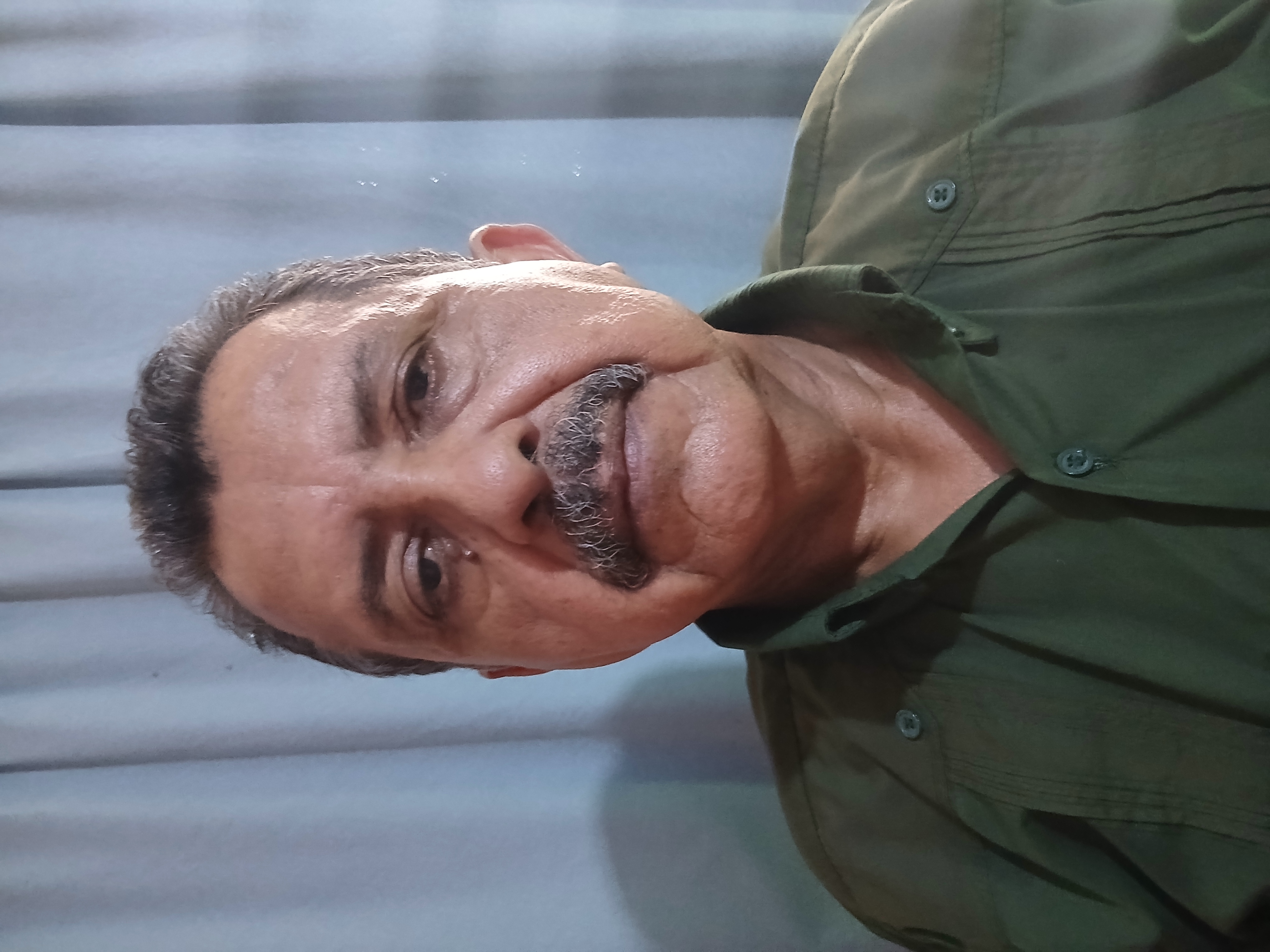 Anexe una foto carnet